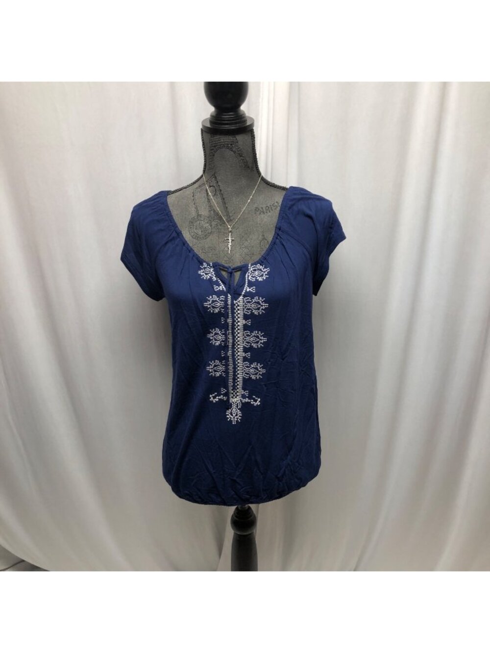 Old Navy Blouse Womens Size Medium Navy Blue Scoop Neck Embroidered Cap Sleeve